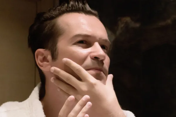 Wody po goleniu z alkoholem - działanie, wady i zalety