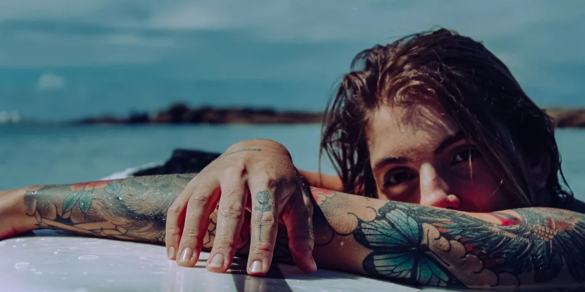 Jak chronić świeży tatuaż przed słońcem?