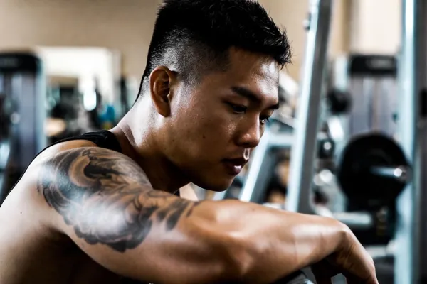 Tatuaż a siłownia – kiedy wrócić do treningów?