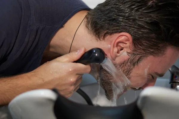 Czy warto stosować specjalny szampon do brody?