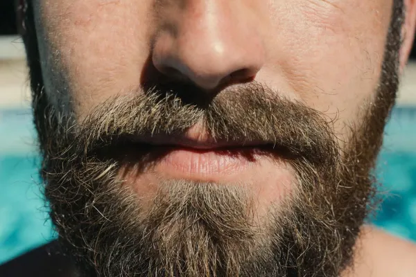 Broda a basen i słona woda – jak chlor niszczy zarost