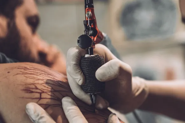 Jak dbać o świeży tatuaż?