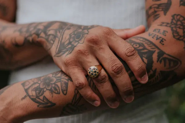 Nowy tatuaż: jak długo nosić folię?